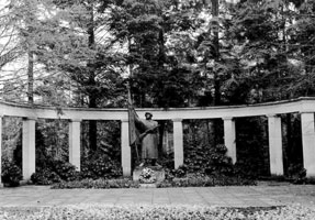 Памятник советским воинам на кладбище Михендорф близ Потсдама.